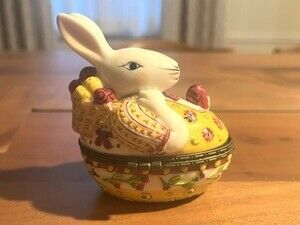 Villeroy & Boch Hinged Trinket Box Bunny Holding Lady Bug Spring Gift 3" Holiday